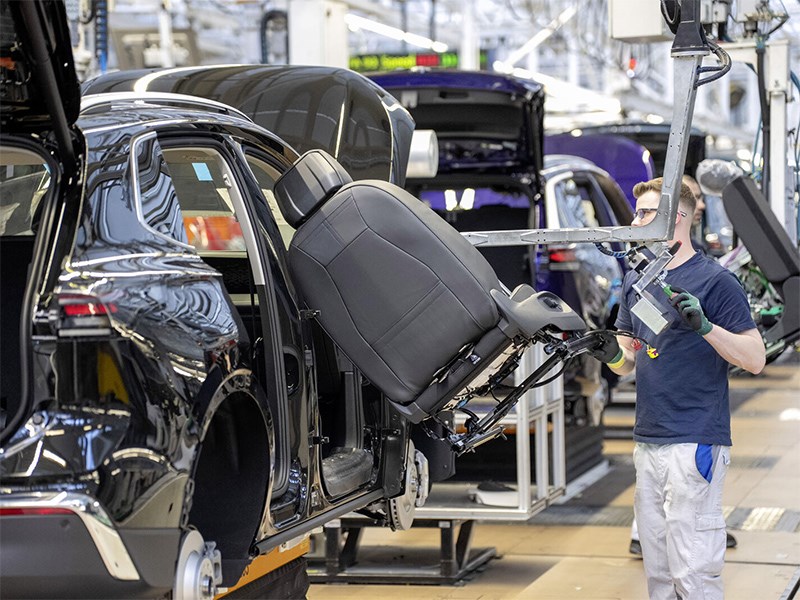 Интересный факт: Volkswagen нанимает больше людей, но производит меньше машин, чем Toyota