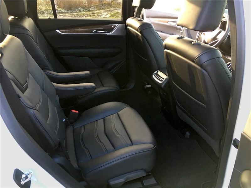 Cadillac XT6 2020 кресла второго ряда