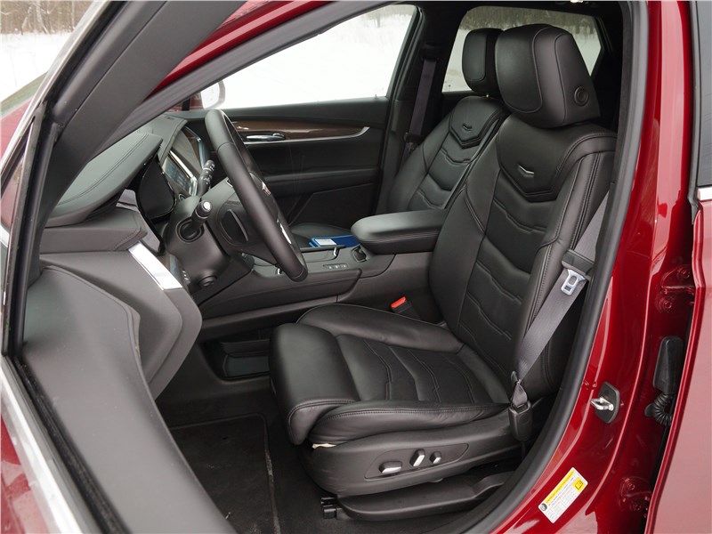 Cadillac XT5 2017 передние кресла