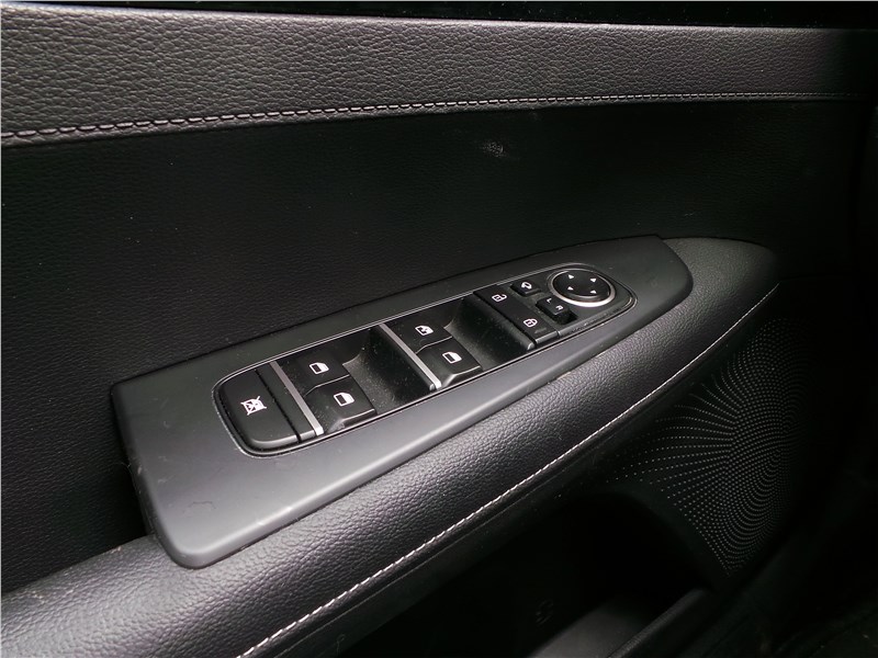 Kia Cerato 2019 кнопки на подлокотнике