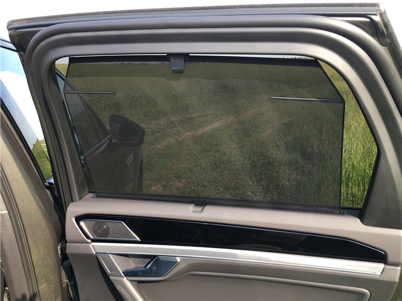 Volkswagen Touareg R-Line (2021) шторка на задней двери