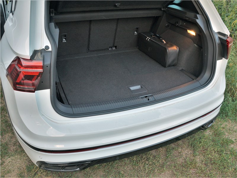 Volkswagen Tiguan R (2021) багажное отделение