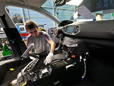 Производственный центр Peugeot начнет работать в ночную смену в связи со спросом на модель 308