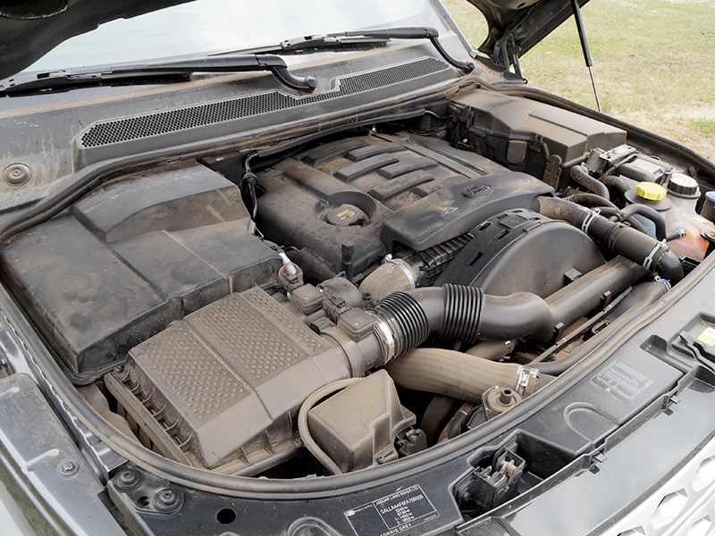 Land Rover Discovery 2014 моторный отсек