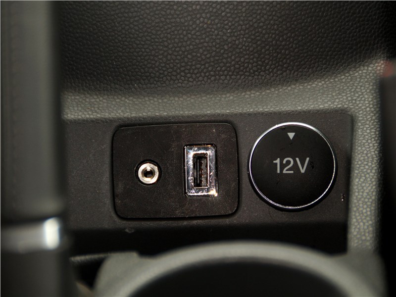 Ford EcoSport 2013 USB-вход и розетка на 12 В