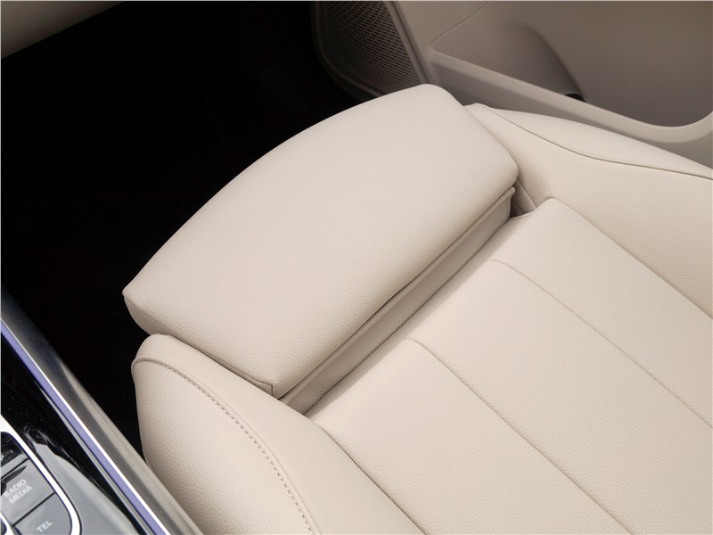 Mercedes-Benz B-Class 2019 передние кресла