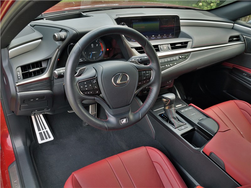 Lexus ES (2019) салон
