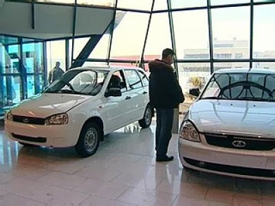 Продажи новых автомобилей в РФ продолжают падать