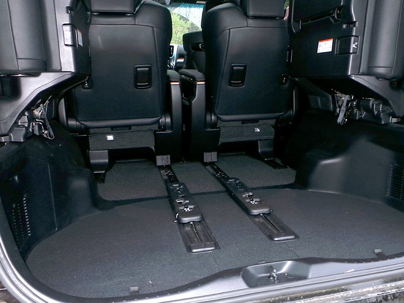 Toyota Alphard 2015 багажное отделение