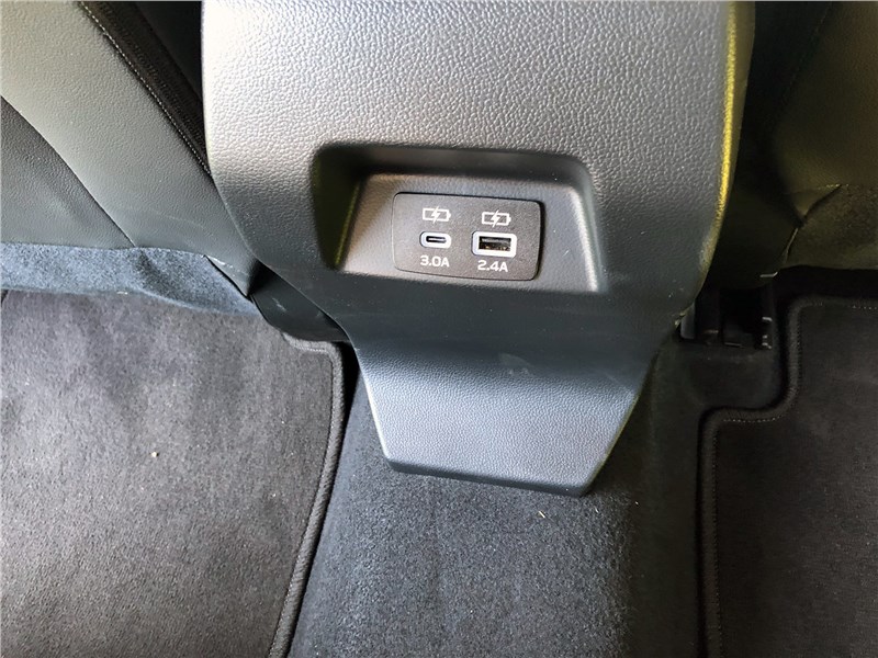 Subaru Crosstrek (2026) два USB-разъема