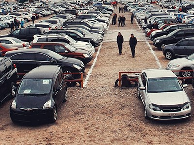 Продажи подержанных автомобилей в России падают на фоне валютного кризиса