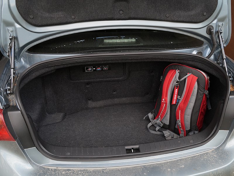 Infiniti Q50S Hybrid 2013 багажное отделение