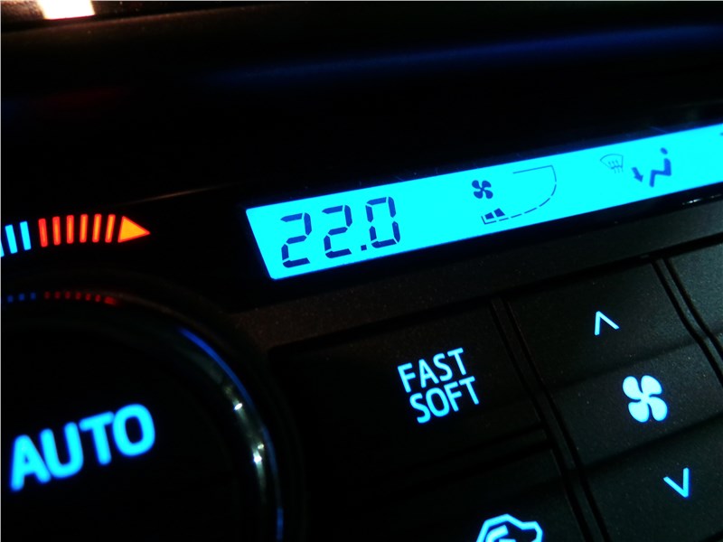 Toyota RAV4 2016 климат-контроль