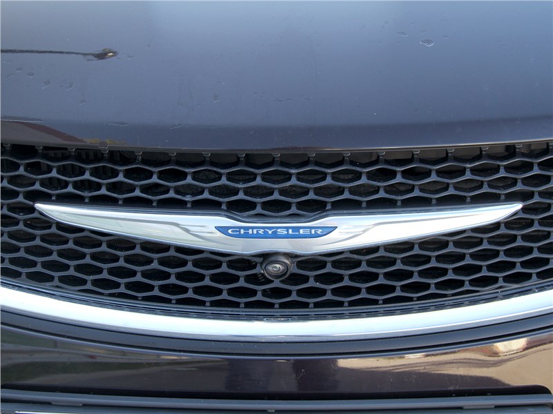 Chrysler Pacifica 2021 логотип на радиаторе