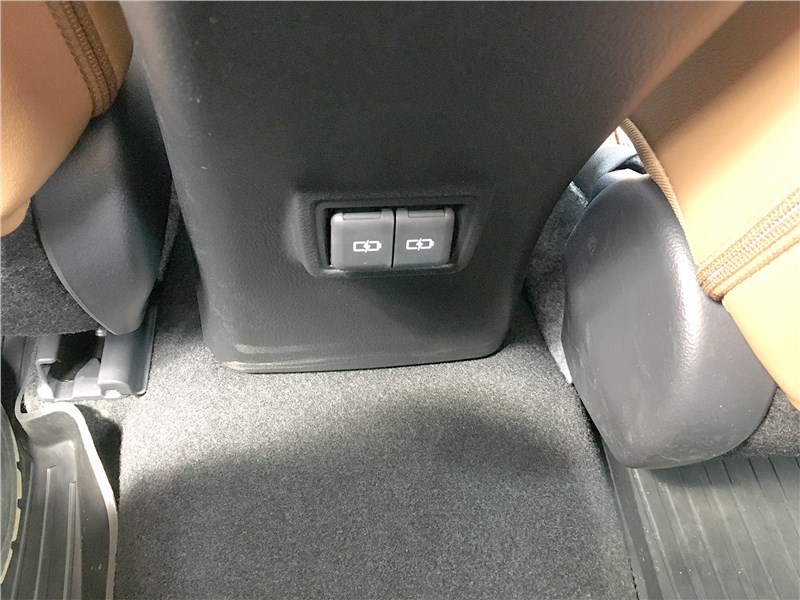 Lexus UX 250H (2019) второй ряд