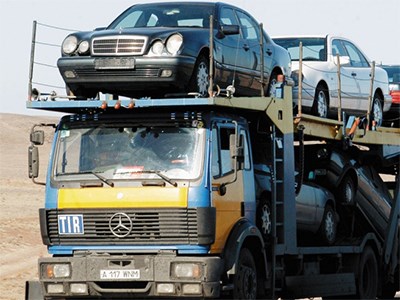 Поставки импортных автомобилей в Россию снизились в полтора раза