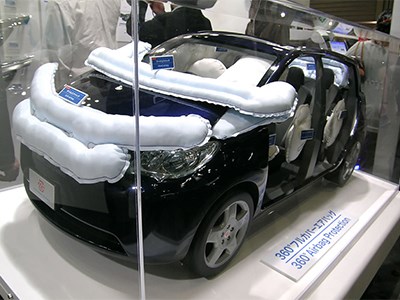 Toyota покажет в Токио автомобиль с внешними подушками безопасности