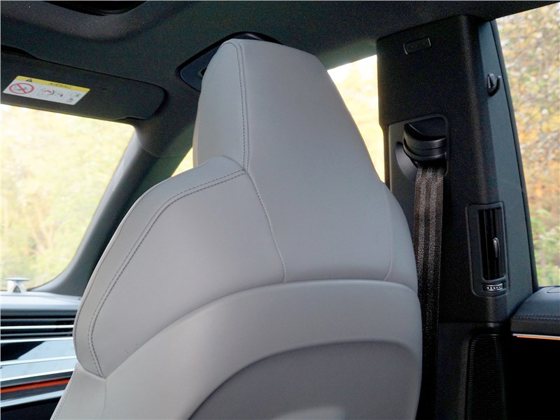 Audi Q8 2019 передние кресла