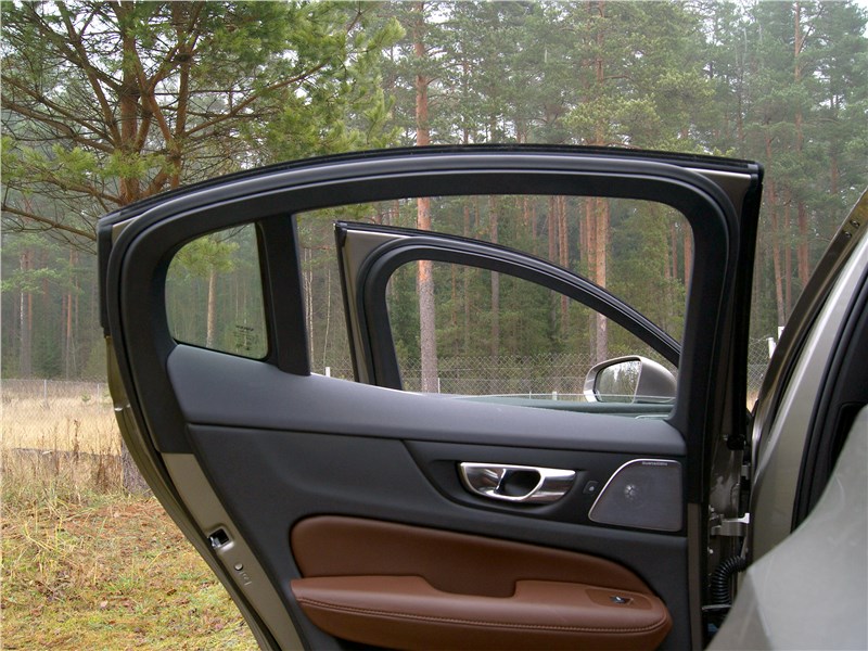 Volvo S60 2019 дверь