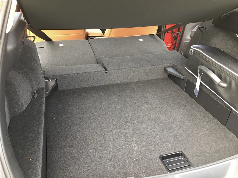 Lexus UX 250H (2019) багажное отделение