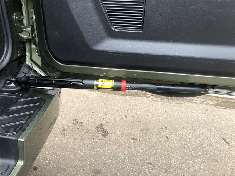 Tank 400 (2026) дверь багажного отсека