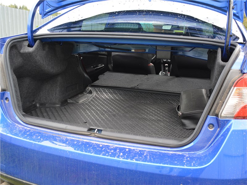 Subaru WRX STI (2018) багажное отделение