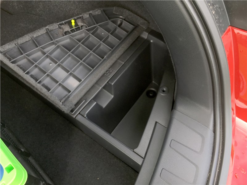 Lexus UX 250H (2019) багажное отделение
