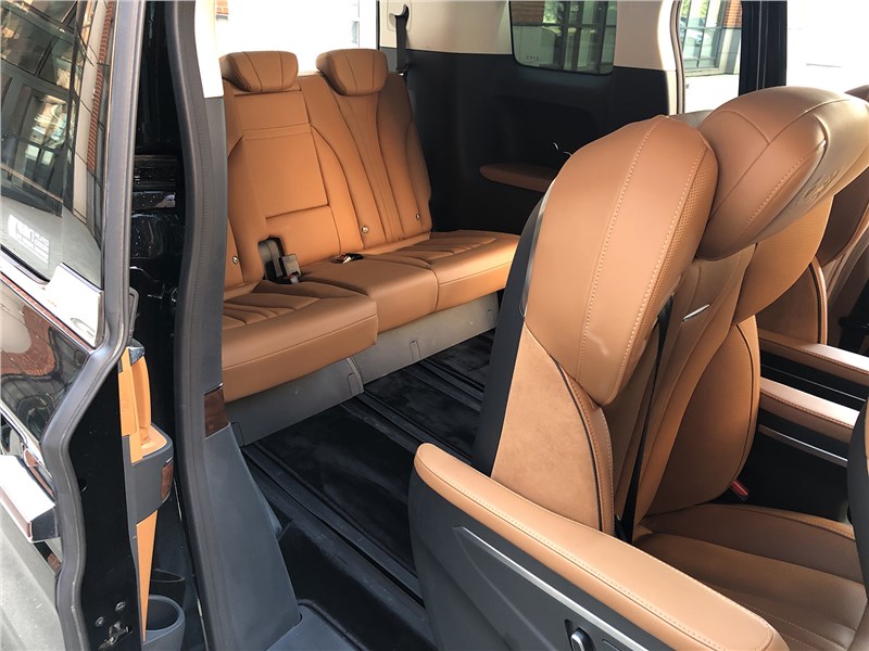 Hongqi HQ9 (2025) проход на третий ряд