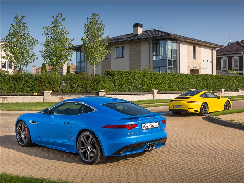 Jaguar F-Type S AWD и Porsche 911 Carrera 4S Вид сзади
