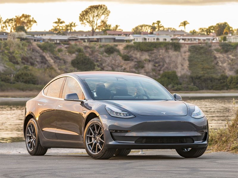 Автомобили Tesla приедут к клиенту. Лично