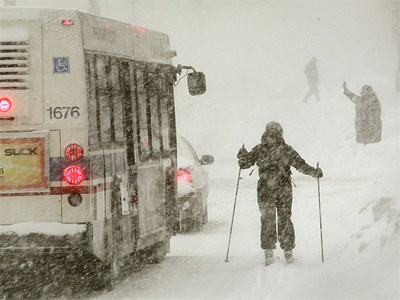 Киев занесло снегом, дороги используют как лыжню