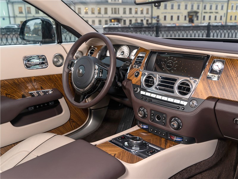 Rolls-Royce Wraith 2014 водительское место