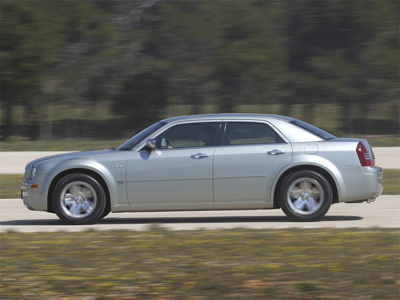 Chrysler 300C 2005 вид сбоку