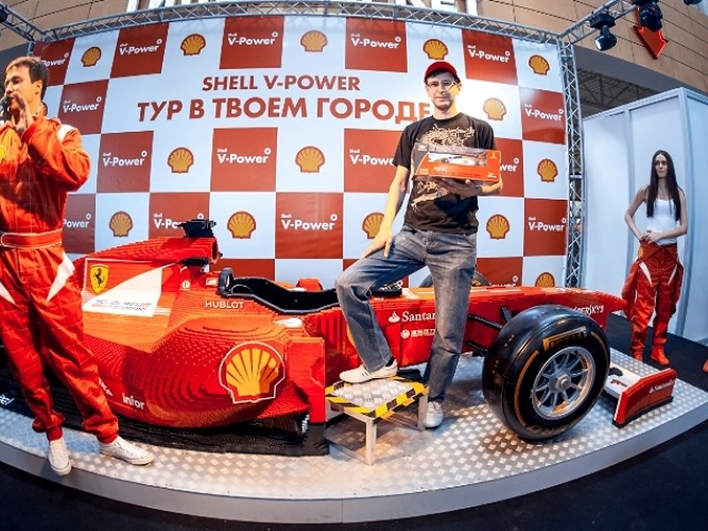 В Россию привезли копию болида Ferrari, собранного из Lego в натуральную величину