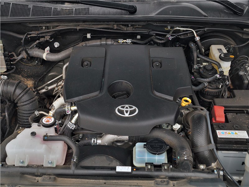 Toyota Hilux (2021) моторный отсек