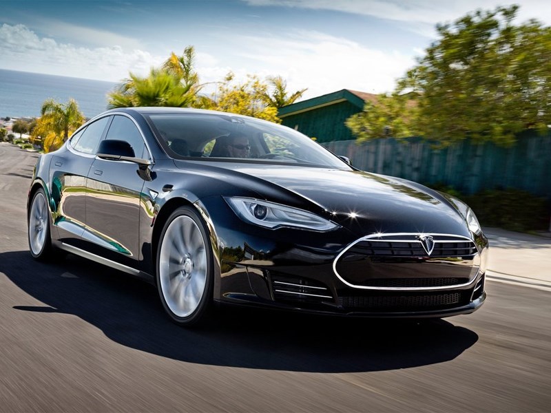 Tesla планирует выпустить полноприводной электрокар 