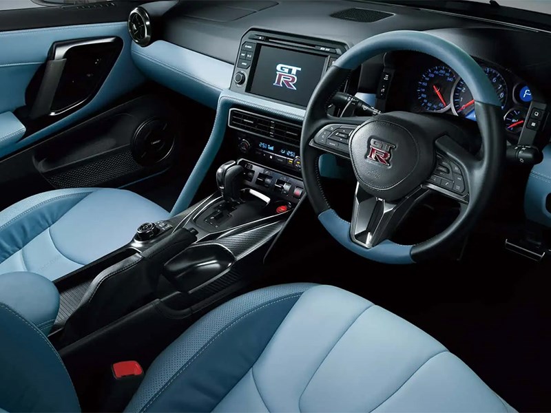 Перед уходом Nissan GT-R получит ограниченную серию с синим салоном 