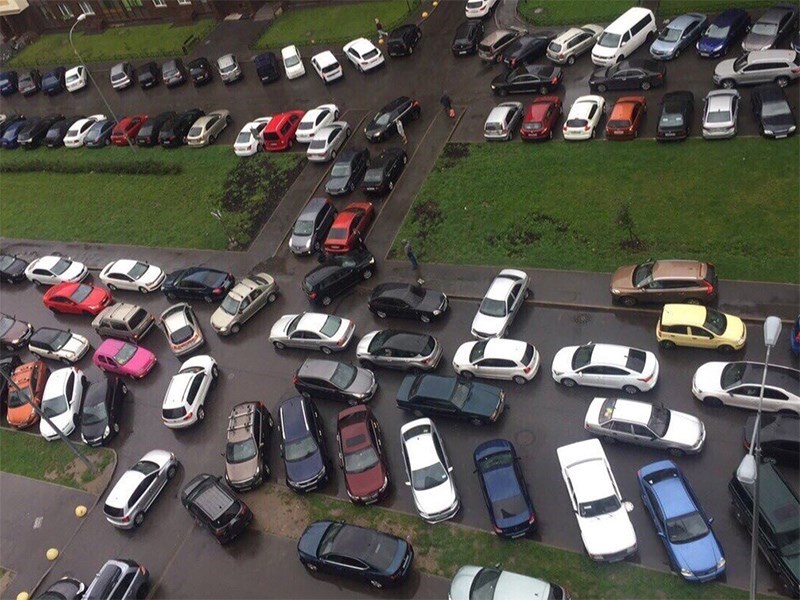 В Москве назвали районы с самыми дорогими и дешевыми парковками со шлагбаумом