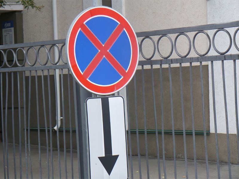 Московские власти отклонили идею разрешить такси и инвалидам остановку под запретом