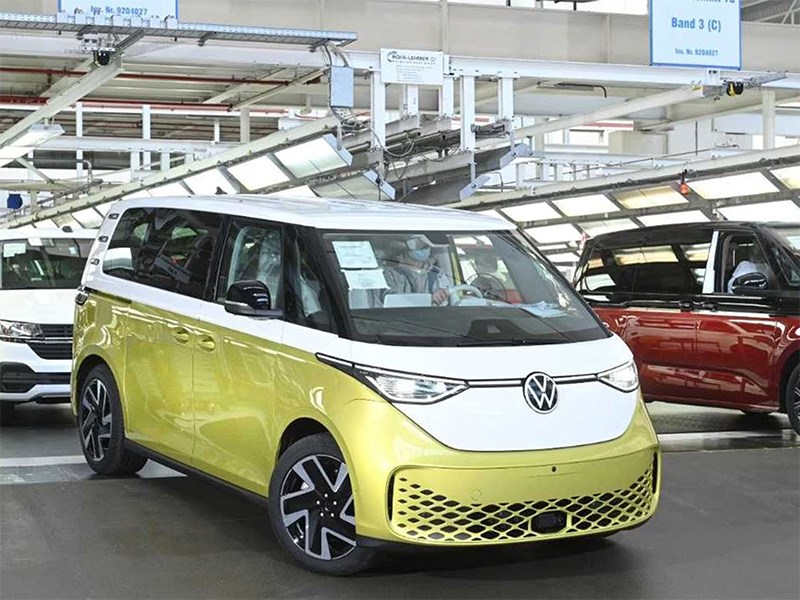 Volkswagen планировала выпустить гибридную версию ID. Buzz, но что-то пошло не так