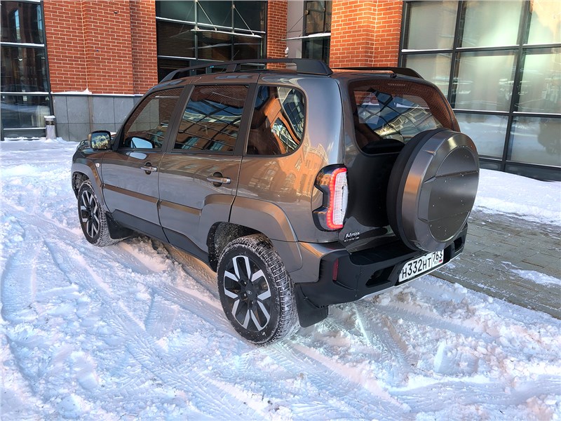 Lada Niva Travel (2025) вид сзади