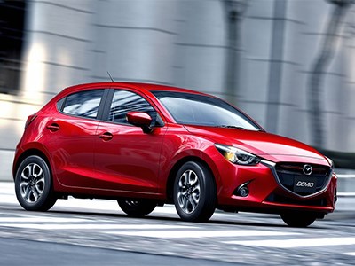 Mazda опубликовала первые тизеры нового поколения Mazda2