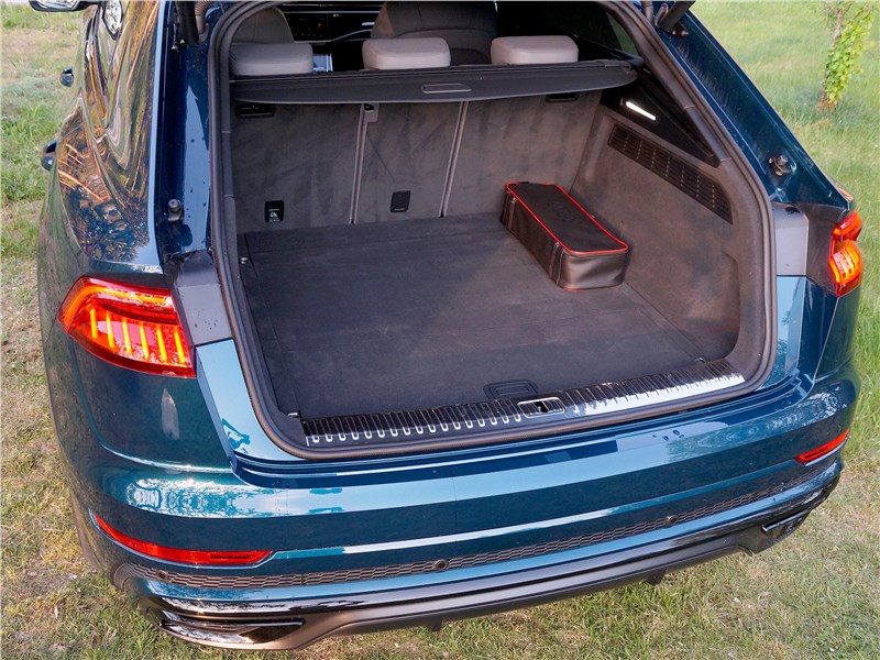 Audi Q8 2019 багажное отделение
