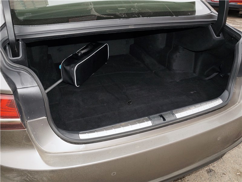 Lexus LS 500 2018 багажное отделение