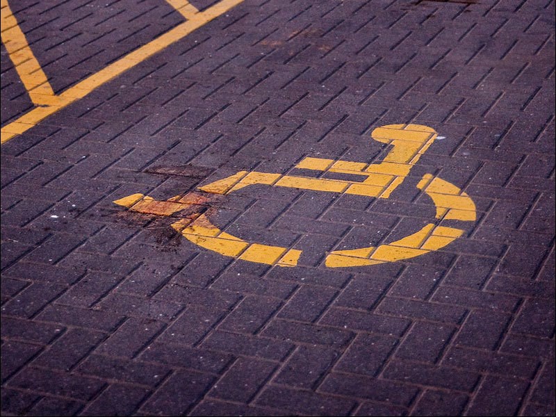 Депутаты хотят бесплатно предоставить инвалидам платные парковочные места