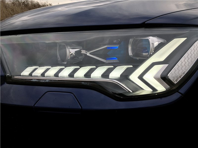 Audi Q7 (2020) передняя фара