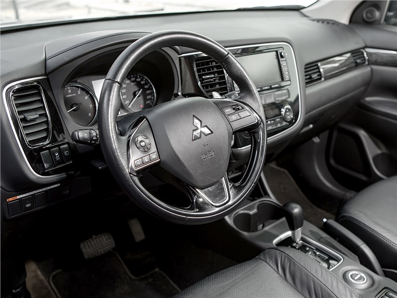 Mitsubishi Outlander 2016 водительское место
