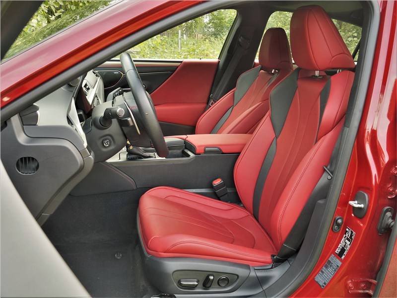 Lexus ES (2019) передние кресла