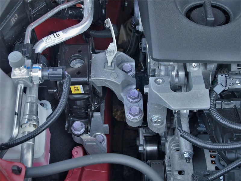 Toyota RAV4 (2019) моторный отсек