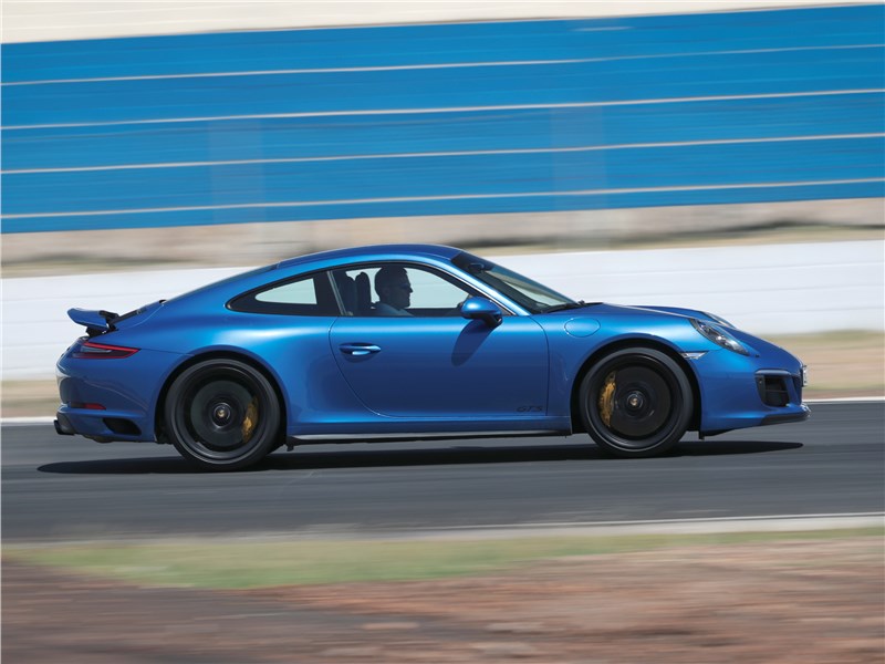 Porsche 911 GTS 2018 вид сбоку